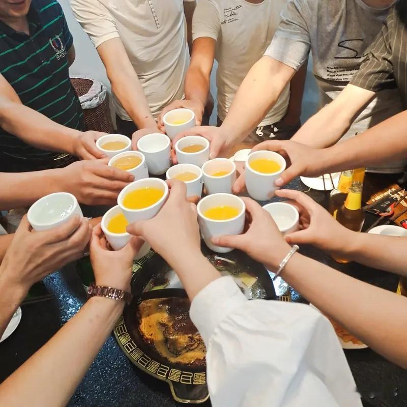 现在的同学聚会，早就不是单纯的叙旧了，更像是一场心照不宣的“人间观察”。仔细观察