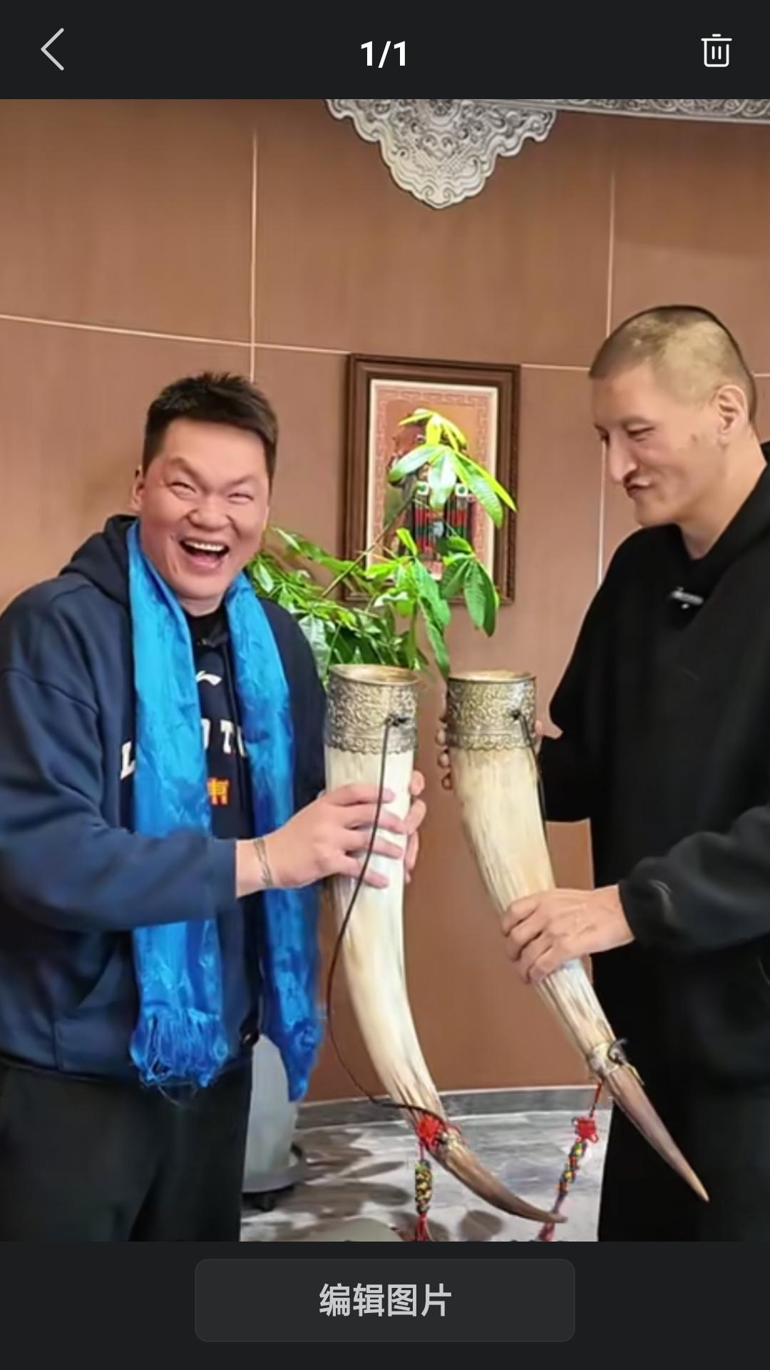 【朋友相聚分外开心，喝点八加一是沟通感情的最好方式。作为CBA 知名美食品尝总经