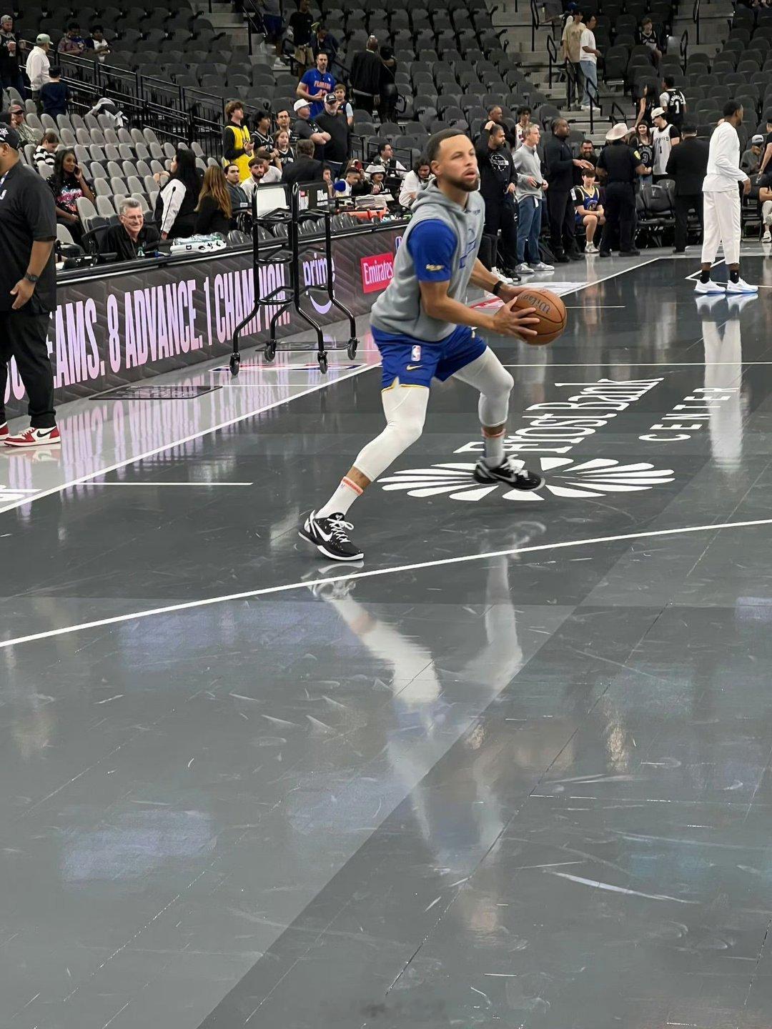 库里赛前热身上脚 Nike Kobe 6 “Mambacita”