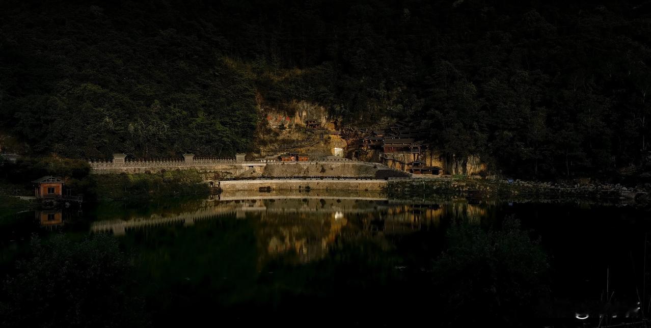 在住宿的宾馆对面正好是响水洞
景区，但由于我们安排好住宿后，已快到晚上七点了，没