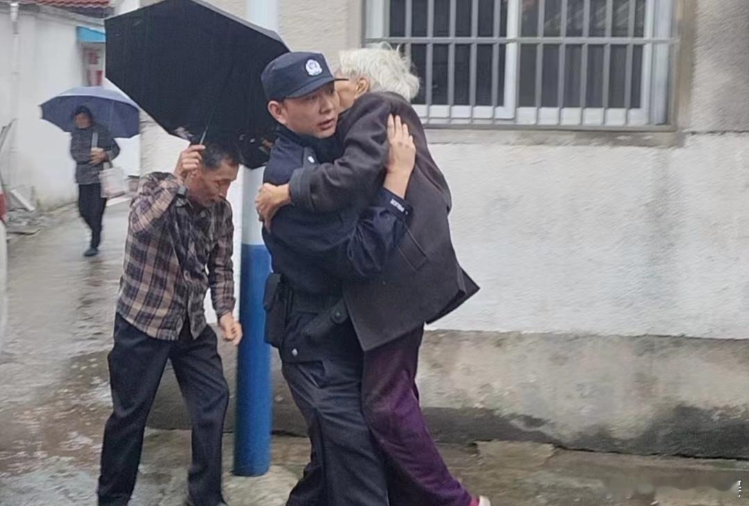 【#警察这一抱温情且有力#】10月7日下午，在安徽巢湖发生暖心一幕，民警抱着一位