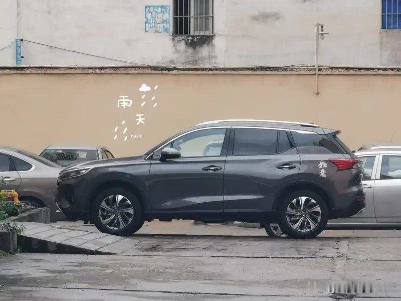 其全能设计更是一大亮点。外观上，硬朗的线条勾勒出大气稳重的车身，既符合当下的审美
