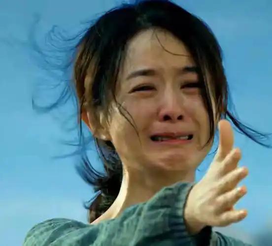 赵丽颖看着柔柔弱弱的，
其实她骨子里硬的很，
从农村出来的小姑娘，
她的坚强和韧