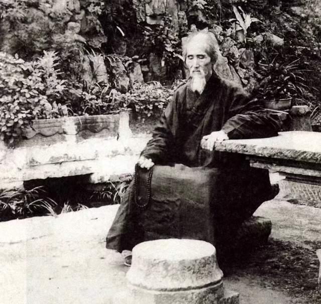 有一天，虚云老和尚跟三个高级军官在南华寺一起参禅。突然飞奔过来一头牛，两个前肢跪