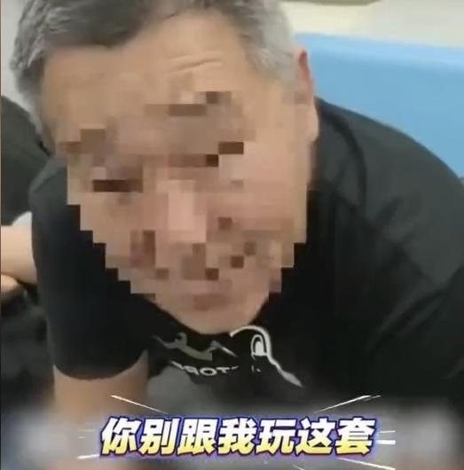 “老不正经！”上海，一女子在地铁上，被一头发花白的大爷，色迷迷看了好久，女子没惯