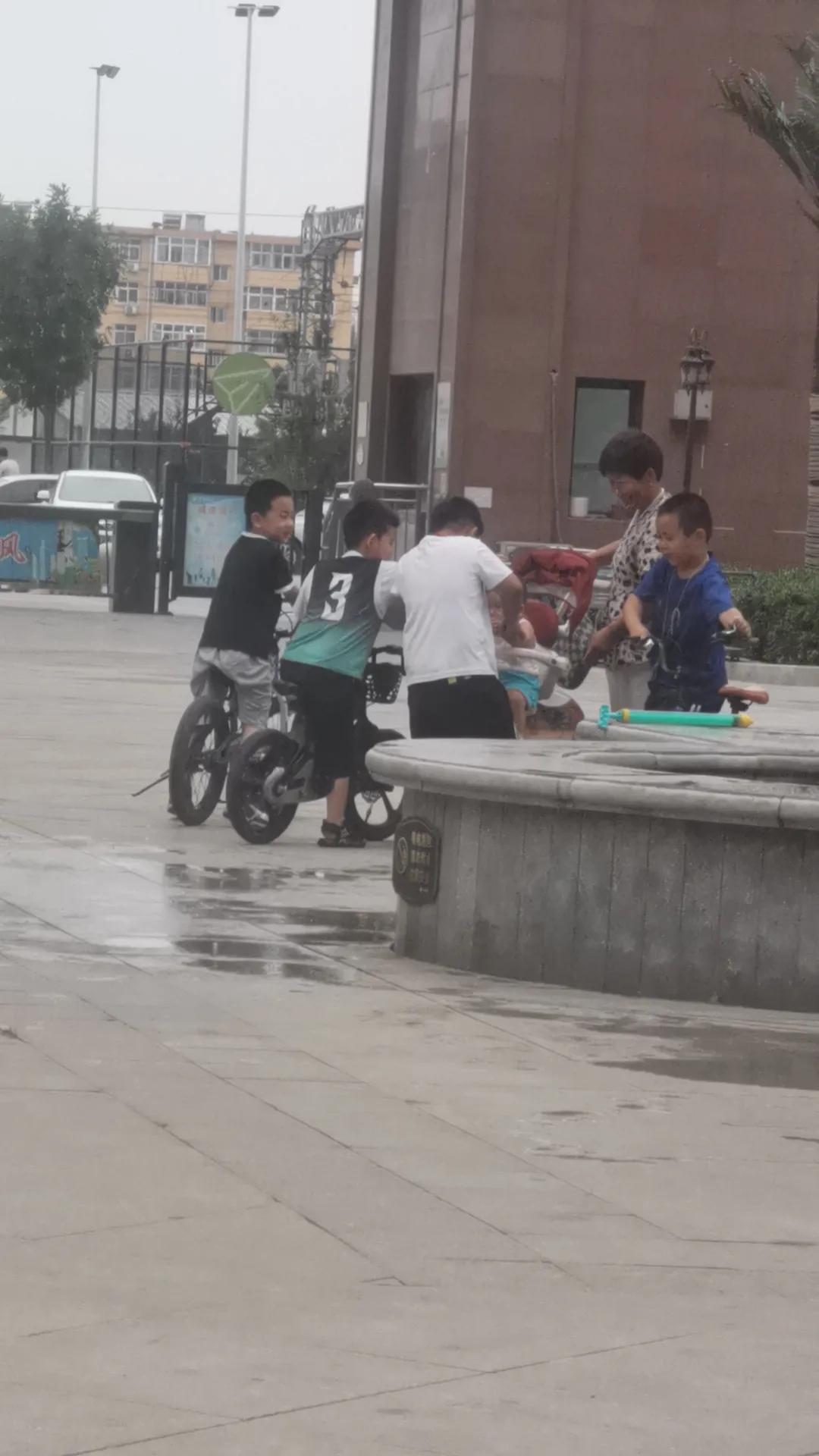 我本来想给孩子调理调理脾胃，谁成想歪打正着，竟把他睡觉就出汗的毛病给治好了。
每