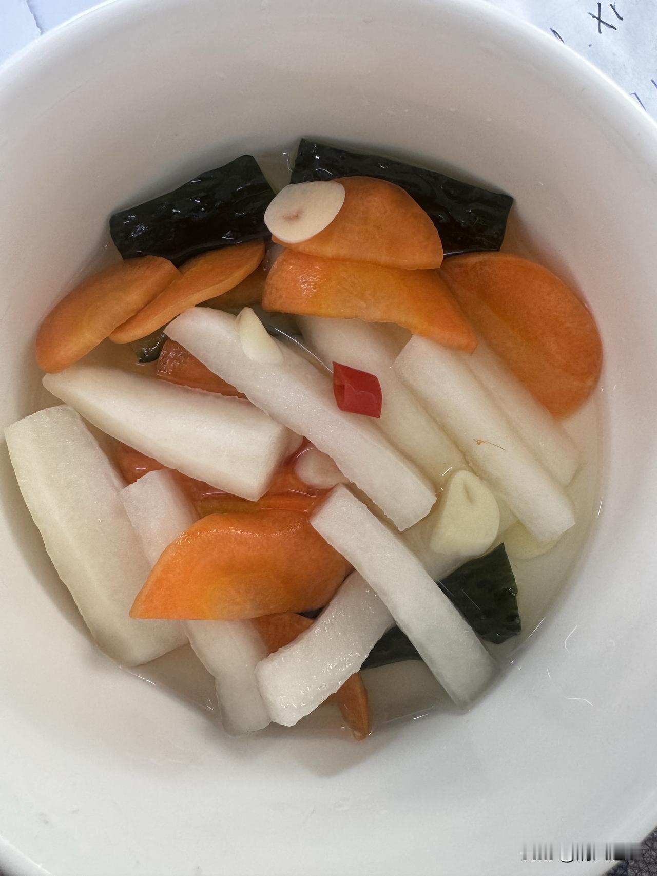 一碗泡菜，解了生活的腻

周末在家，自己腌了泡菜，萝卜脆生生的，胡萝卜甜丝丝的，