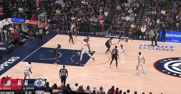 新规福利！哈登轻松打成2+1！
在今天NBA常规赛快船对阵开拓者的第一节比赛中，