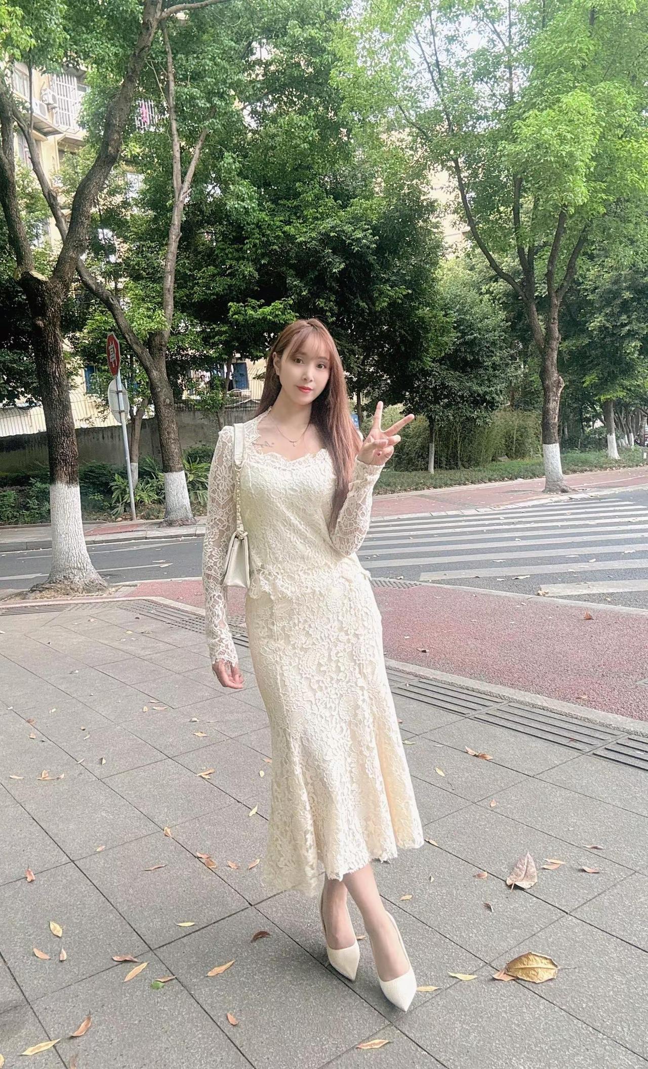 我的心气在慢慢消散，不再像从前那样热烈执着，也不再对谁满怀期待，慢慢变得沉默，不