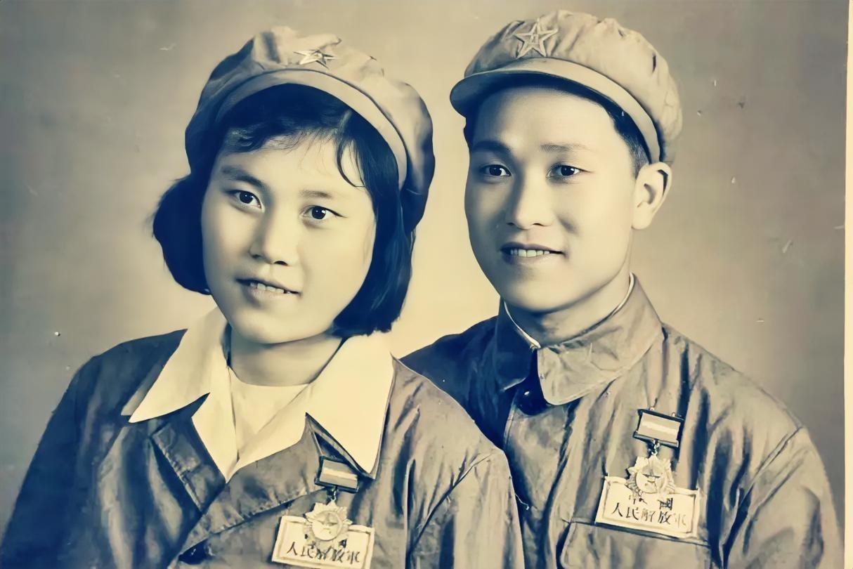 着“51”式军服的革命夫妻