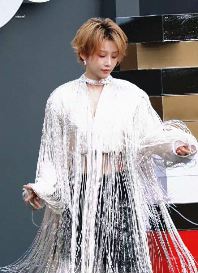 戚薇推车宋妍霏露背希林娜依高秀肌肉，芭莎之夜最大赢家不是她们