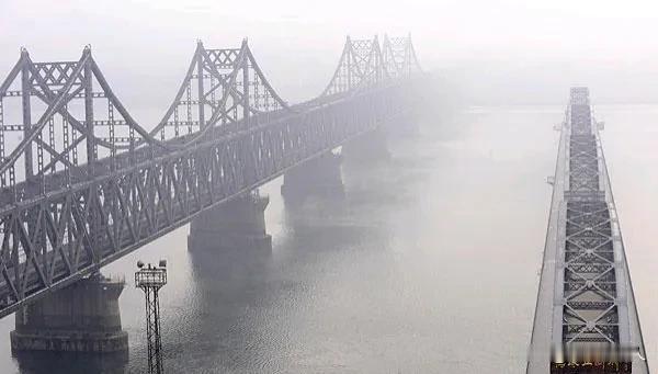 今天连续下了4天雨，鸭绿江水已经开始变浑浊了。上游的垃圾漂浮物开始逐渐增多，浩浩