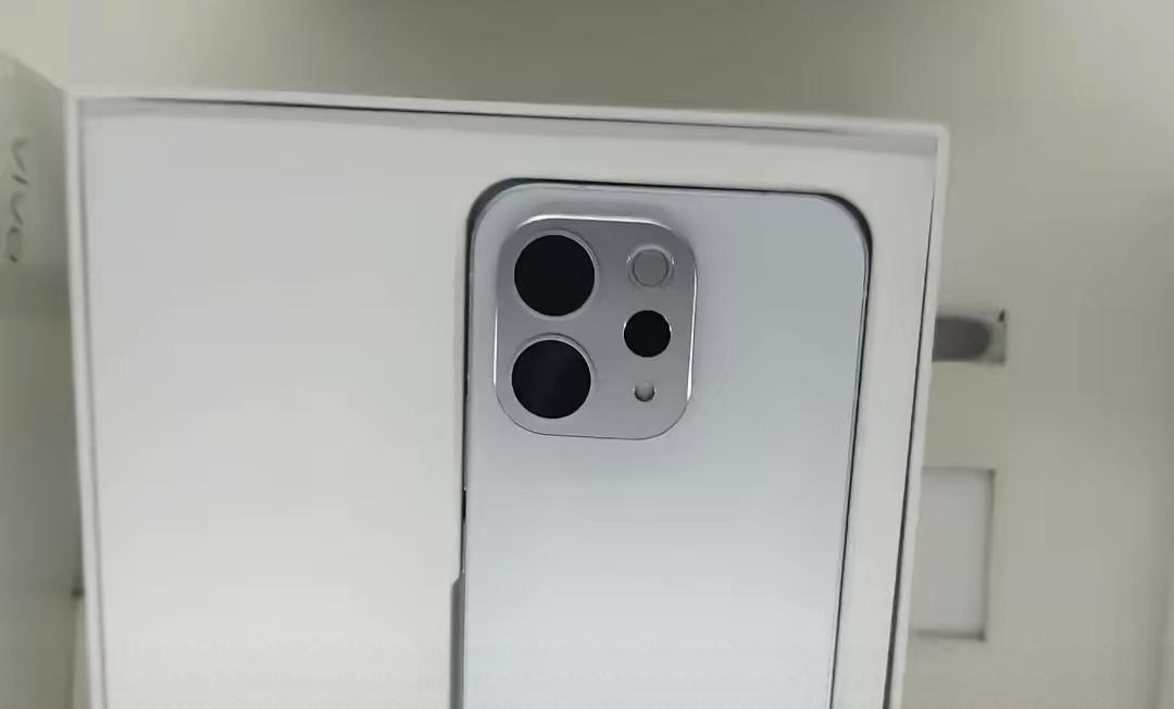 手机突然涨价，二手回收价一夜跳水，大家却在刷屏喊贵。
其实不是所有手机都涨了，也