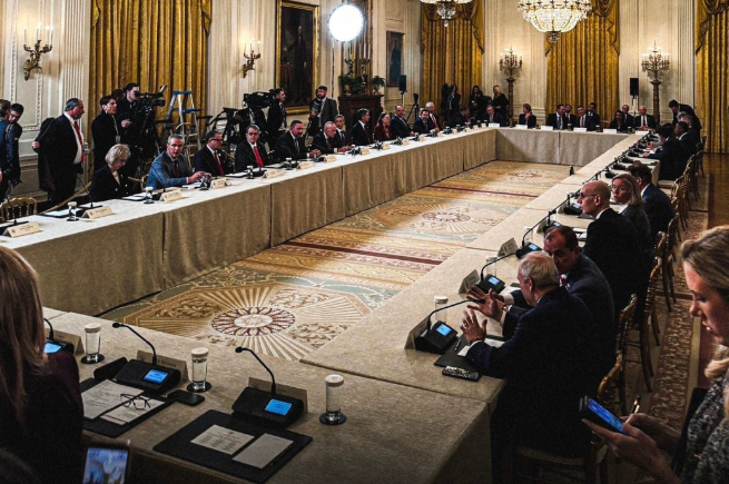 特朗普召集全美军火商开会，下令火速扩产精确制导武器，对中方提供稀土充满自信！看来