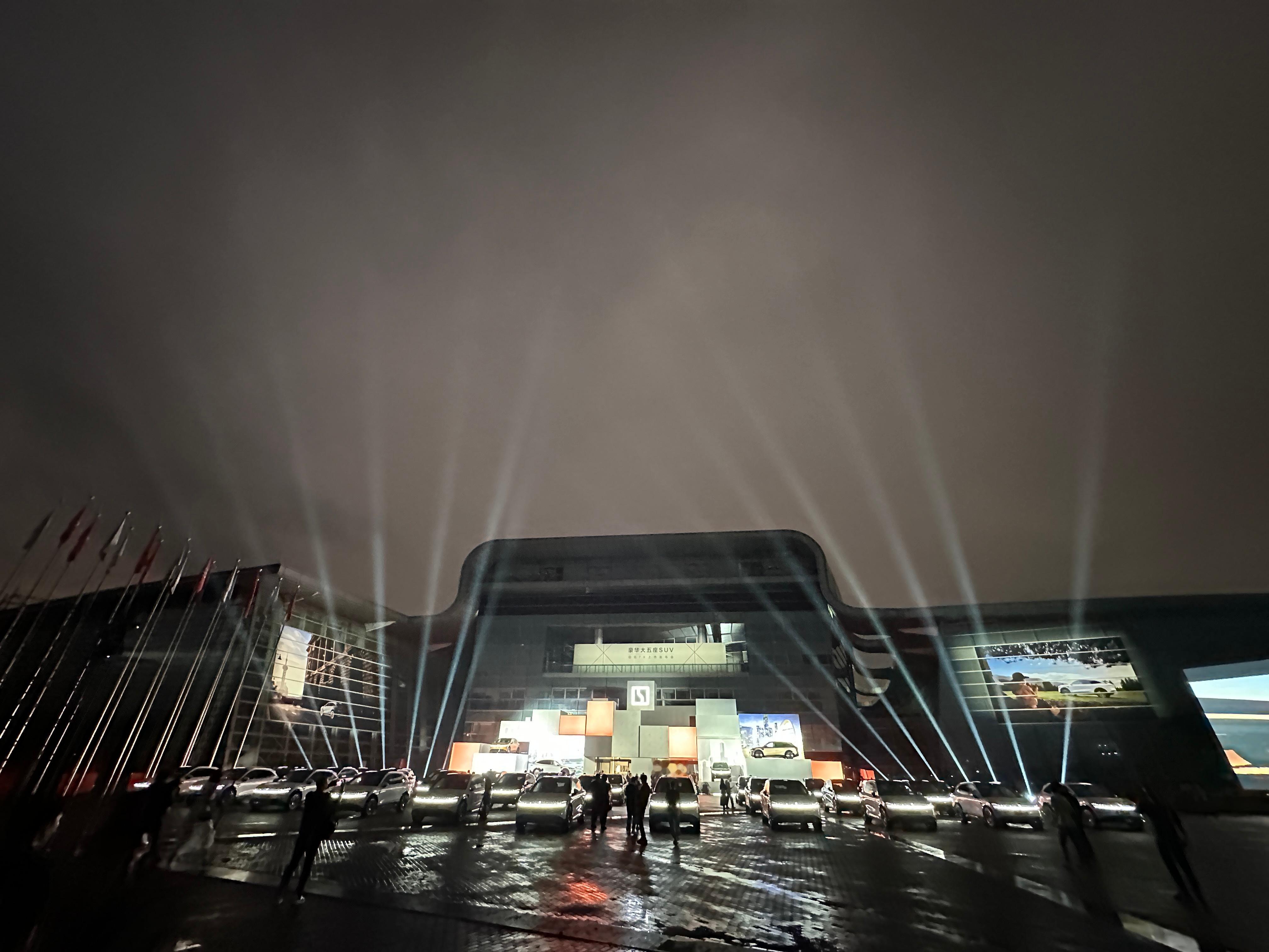雨是有点大，周五的晚上一路堵车，来极氪7X参加发布会[耶]  ​​​