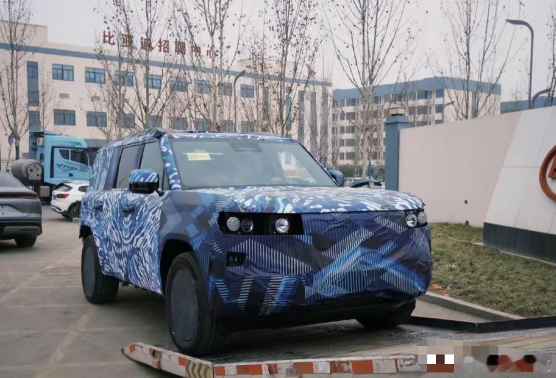方程豹汽车发布新车型钛7预告图：方程豹汽车发布新车型钛7预告图。其尺寸预计超豹8