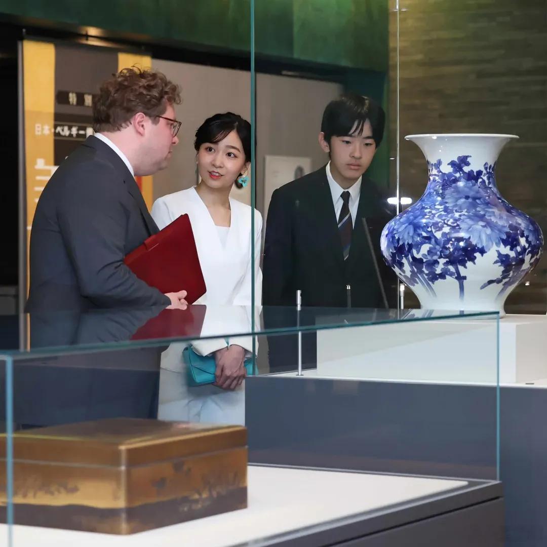 日本皇室 5月23日，佳子内亲王和弟弟悠仁亲王前往东京国学院大学博物馆，参观《纪