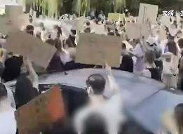 乌克兰20多城爆发示威，抗议总统解除新防长职务！

根据公开报道，这次示威的导火