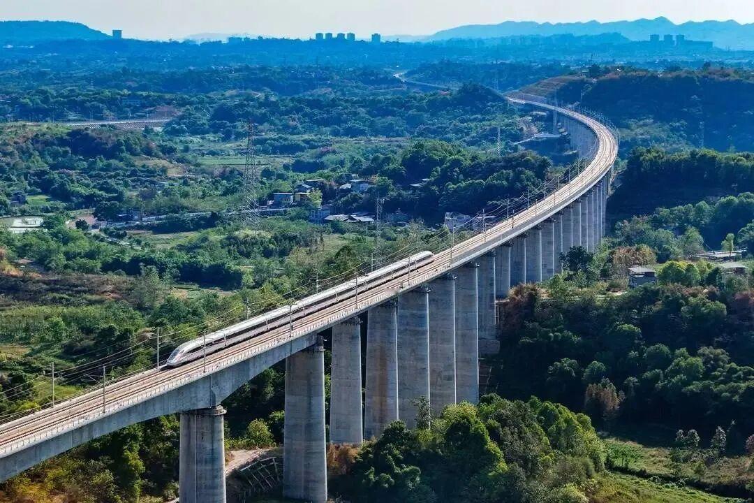 泸州到重庆高铁只要30分钟，完全是同城化通勤，为啥就不能开通铁路e卡通，像坐公交