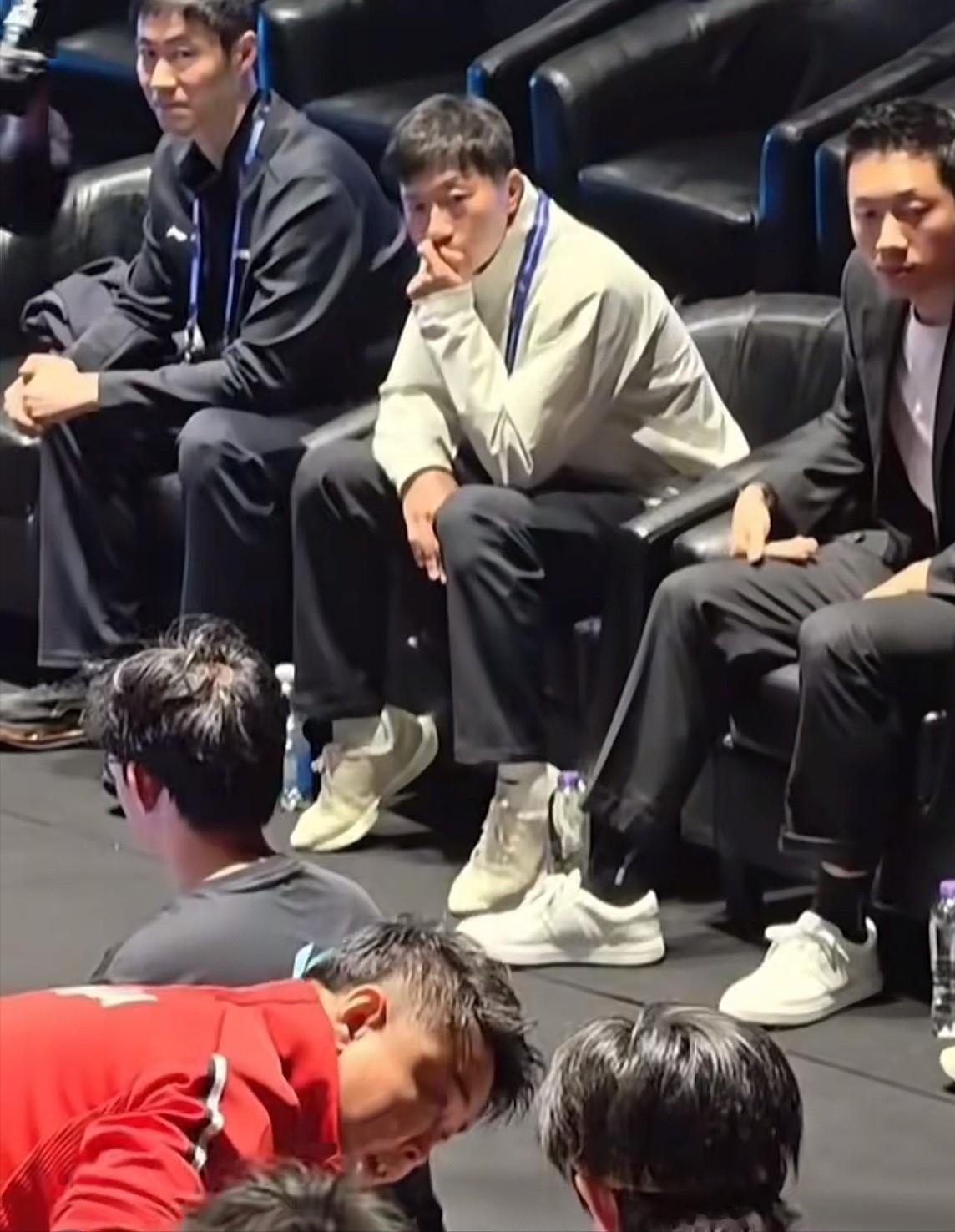 泪流满面！马龙看王楚钦这眼神，这一幕真的是热泪盈眶啊！
中韩大战第一盘单打，王楚