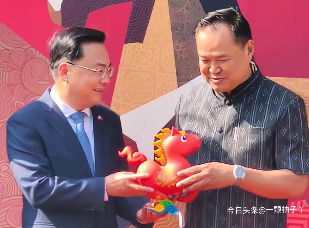 泰国总理阿努廷刚在大选中拿下193席，喜提大胜，心情相当不错。胜选第二天，他就在