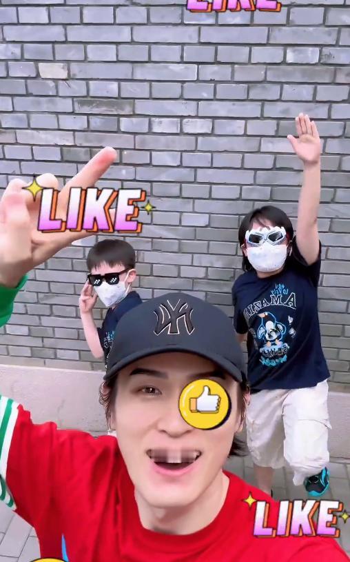 刚刚！德云社花魁关九海在抖音发布带着两个儿子一起录制的Vlog。关九海说道：三兄