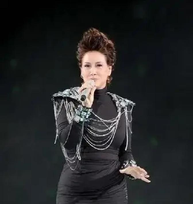 40年不嫁，她靠一首歌把亡夫留在身边
 
1983年7月7日，傅声飙车撞山，当场