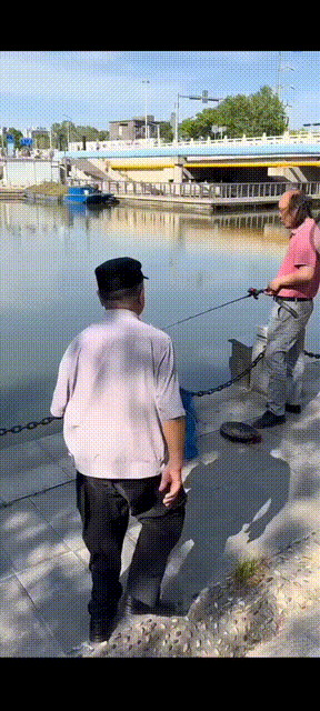 高手对决无须多言！上海一男子在河边钓鱼，保安发现后急忙过来没收渔具，男子见状没有
