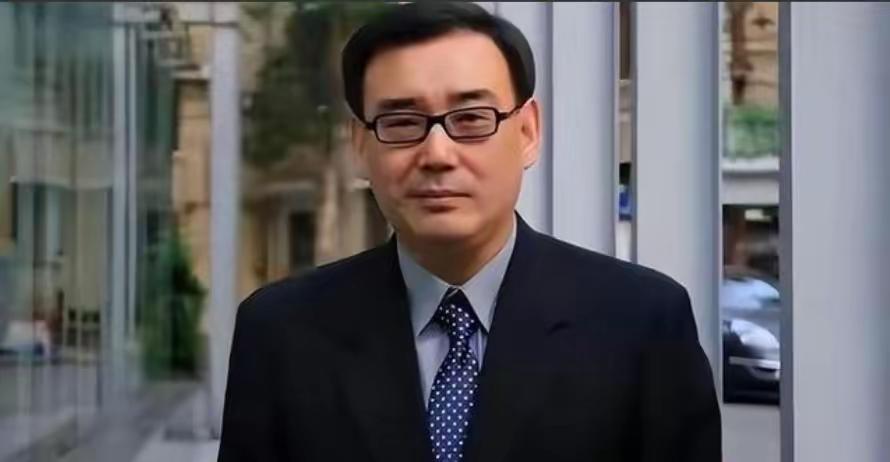 曾任职于中国外交部门的杨军，竟然是秘密潜伏了30年的间谍！

这个人叫杨军，笔名