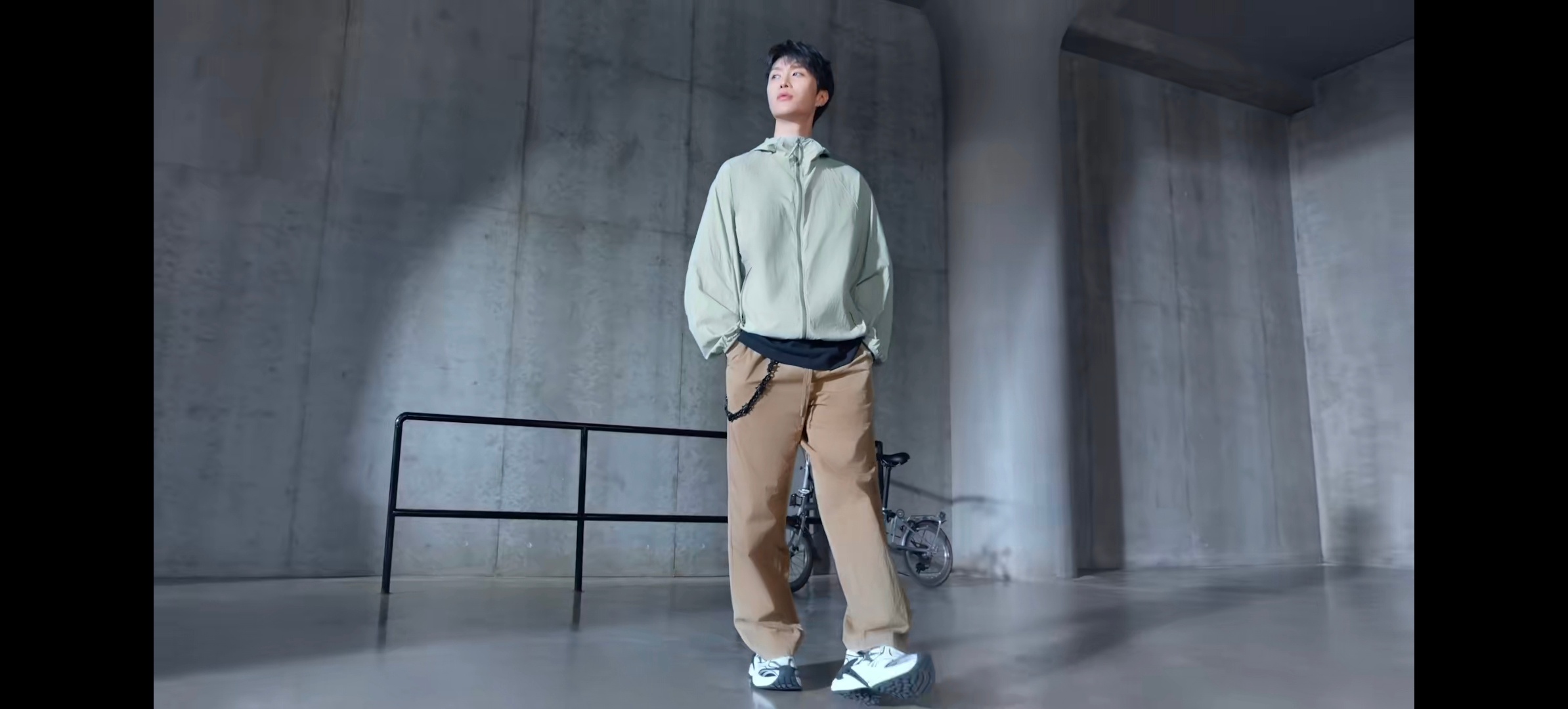 YISHION以纯以纯品牌代言人范丞丞以纯时尚适穿主义  轻氧时刻，一触即发！范