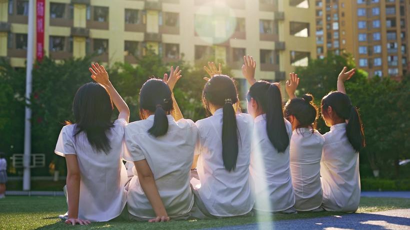2026年高中招生大变天：优质高中指标按比例分配到校，部分学生可不看分升学。
