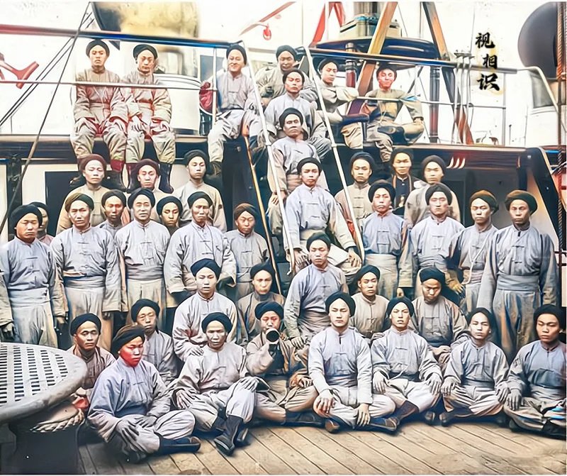 这是甲午海战前，北洋舰队“靖远”舰官兵的珍贵合影照片，他们中大部分之后...