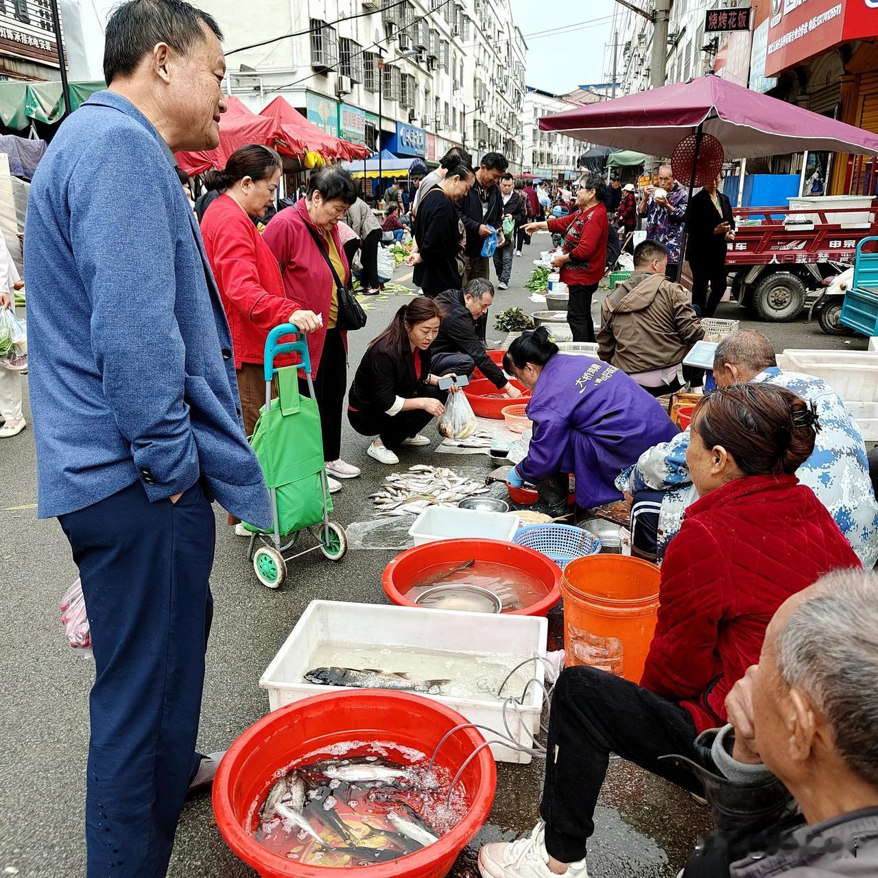 端午假日，老家集镇人头攒动，烟火气比城里要浓些。菜价虽说略有波动，但是家乡的味道