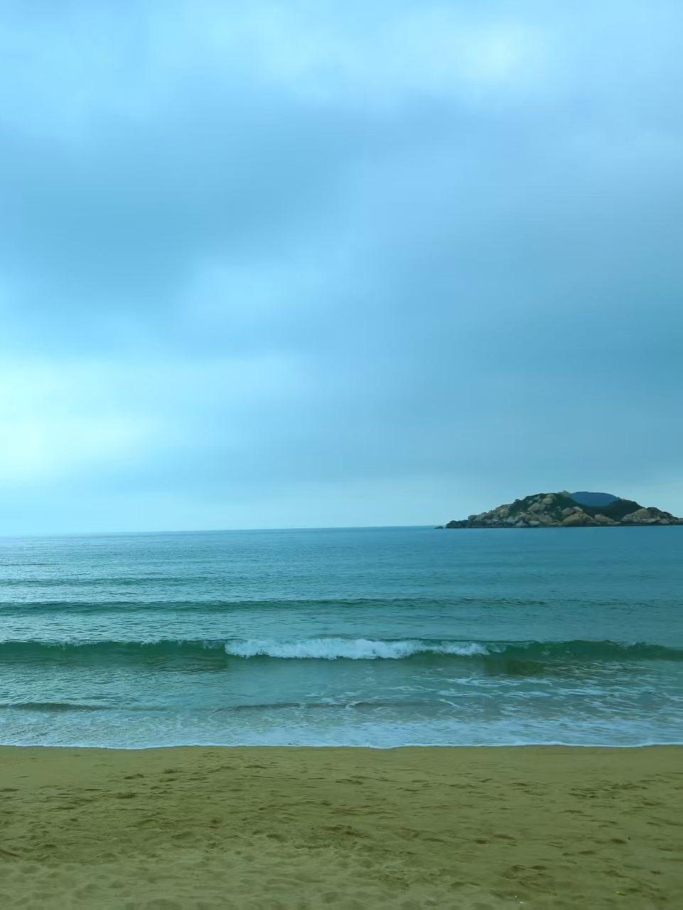 人生就得這樣：
活的瀟灑過的平常，
笑的開心忙的歡暢，
願每天都幸福快樂，
平安