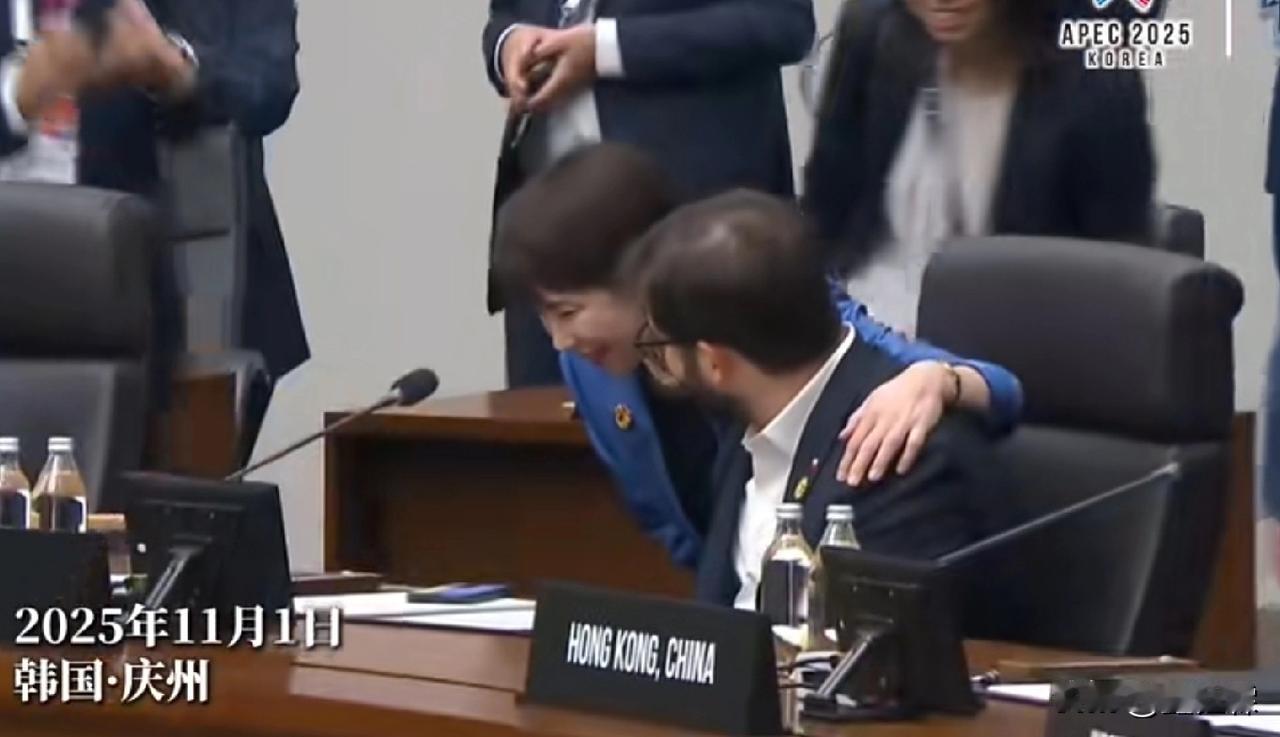 果然还是都小看了高士早苗的手段了！

当地时间11.1日在韩国的亚太经合峰会上，