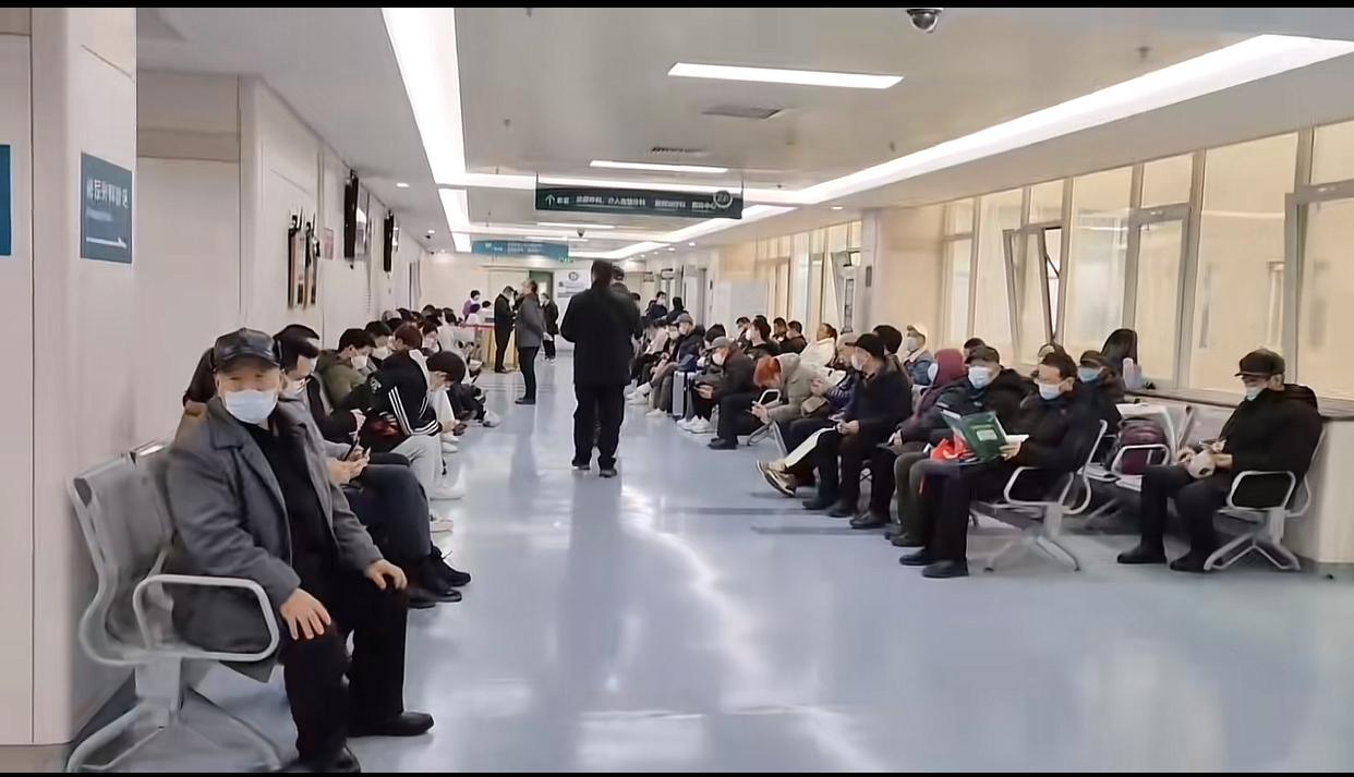 医院候诊大厅里，总是摩肩接踵，熙熙攘攘。当你感到迷茫、不幸的时候，抽时间去医院候