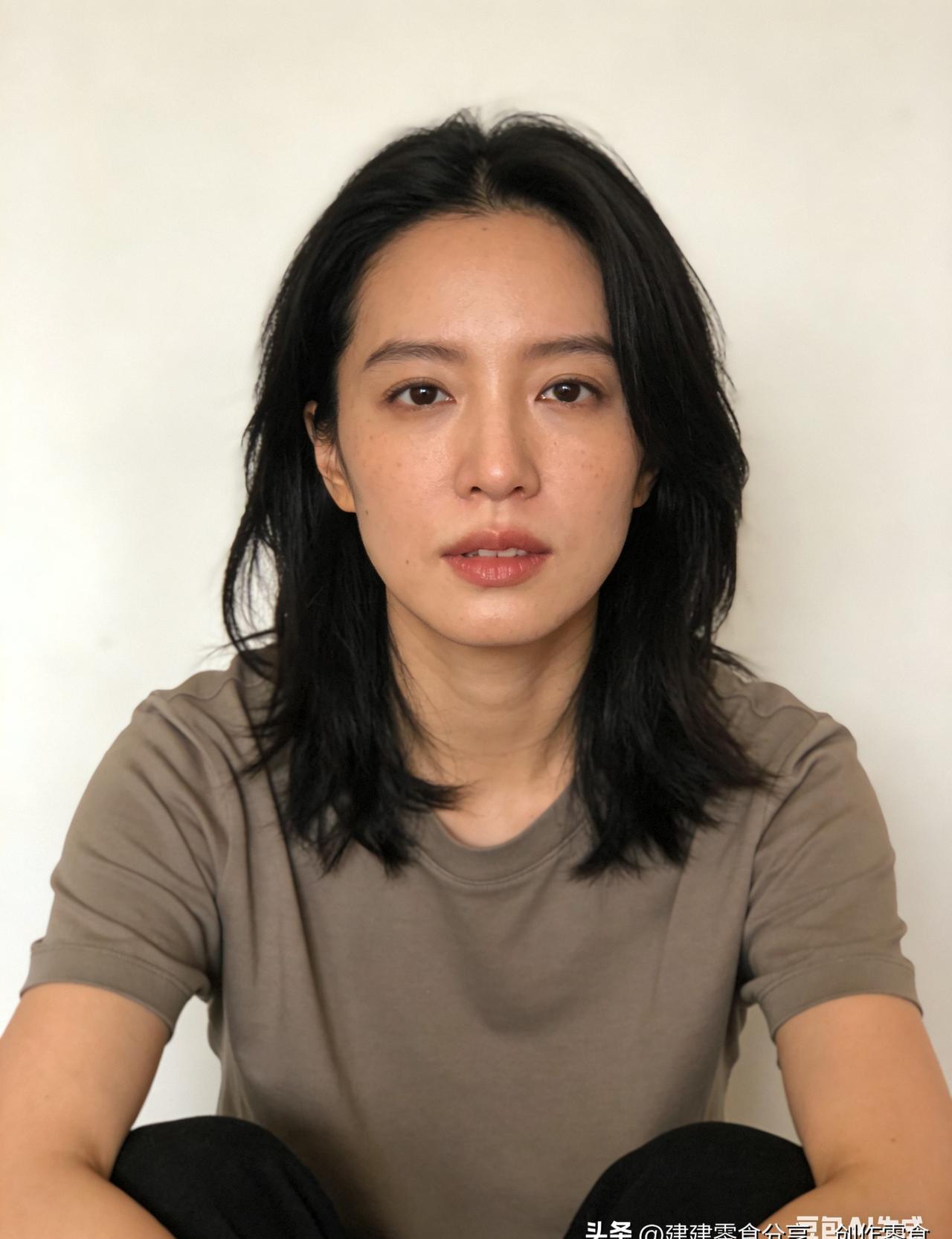 两百万美金的起步年薪砸在桌上，当场震碎中国女篮留洋天花板。
李梦拎起训练包，头也