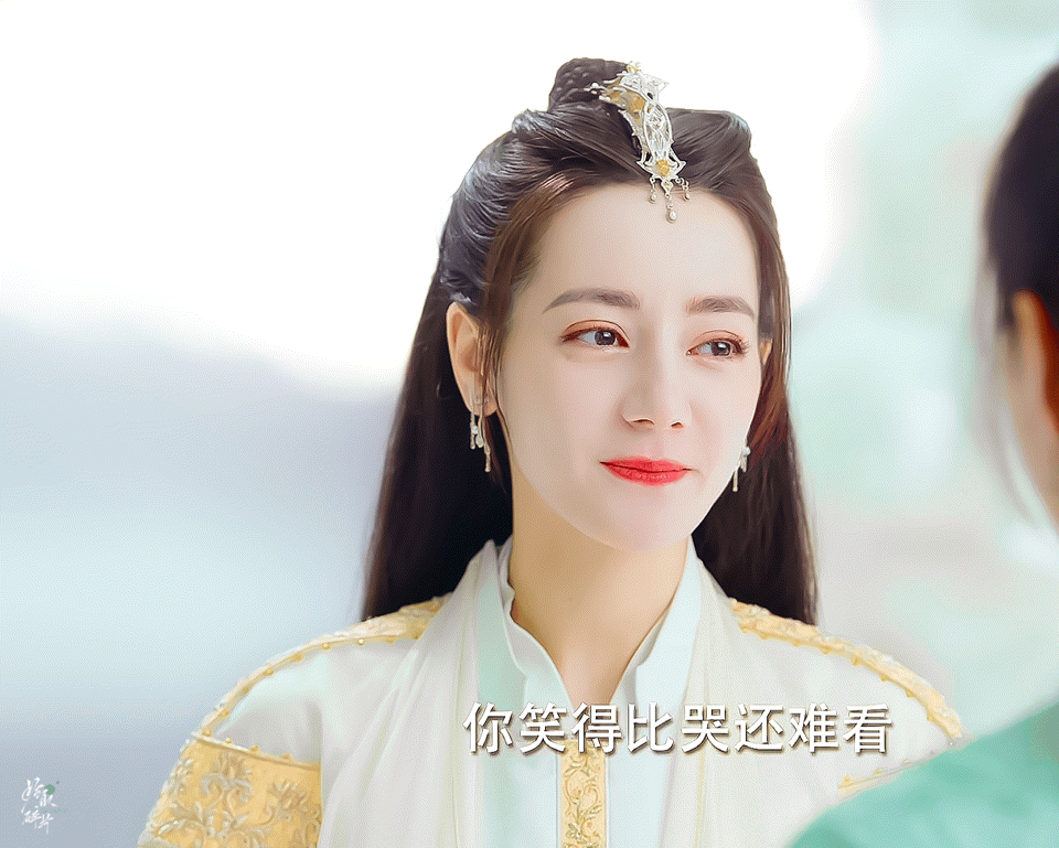 巴的五官，其实眼睛大颗，嘴巴小小，明眸皓齿，就是鼻子太高耸显硬，除了这点都适合古