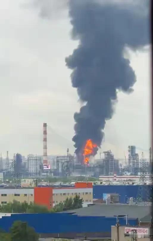 莫斯科郊区附近一炼油厂发生爆炸，泽连斯基发文称“乌克兰无人机大队表示对此事负责”