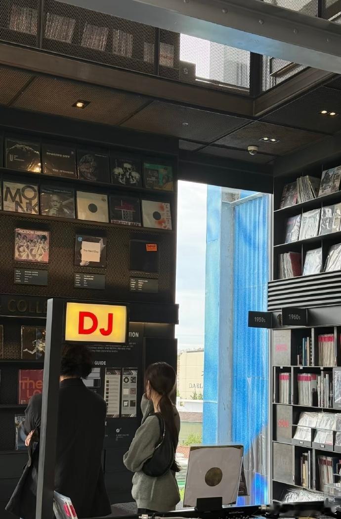 文佳瑛低马尾逛唱片店文佳瑛松弛感 有网友在韩国唱片店偶遇文佳瑛，姐姐身穿灰色针织