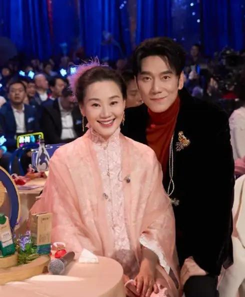 林依轮甩掉人老珠黄的发妻，转身娶了选美冠军西华，婚后他将600万积蓄全交给老婆保