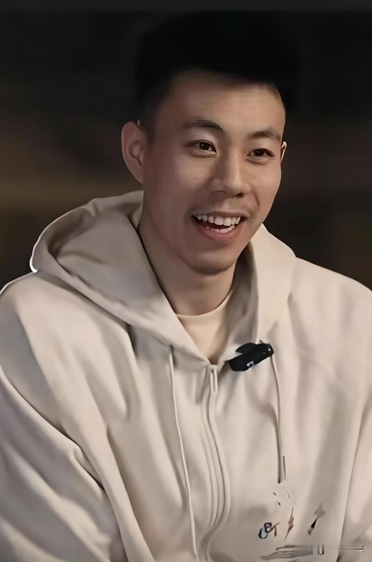 中国男篮第一锋线是谁张镇麟，身高2.05米，错位防后卫，优势巨大，是当前中国男篮