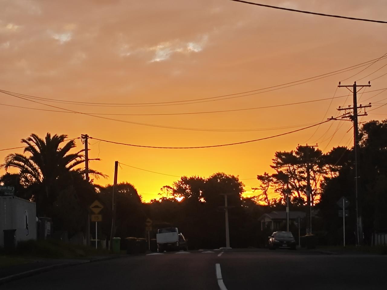 “莫道桑榆晚，为霞尚满天”

晚饭后，陪着老婆出门散步，从海边的红树林处离开时，