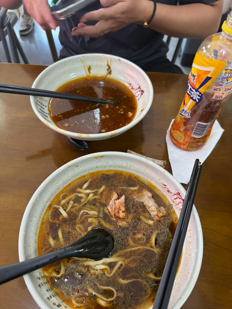 当老婆减肥时 老公就要吃两碗面才行 