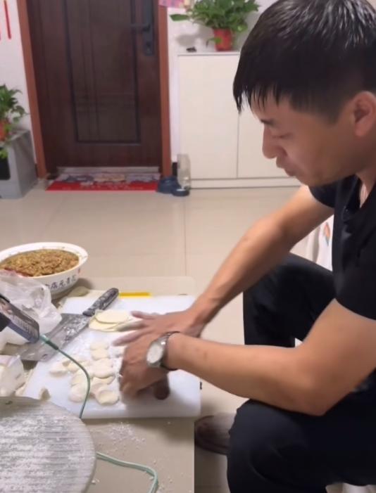 平顶山烧烤师傅陈杰，边包饺子边直播透露更多细节：自己单独住在70平的房子里，媳妇