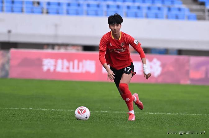 这个有点意思：伯恩利从辽宁铁人免签张家鸣，再将他租借沃日多瓦茨！

德转的具体信