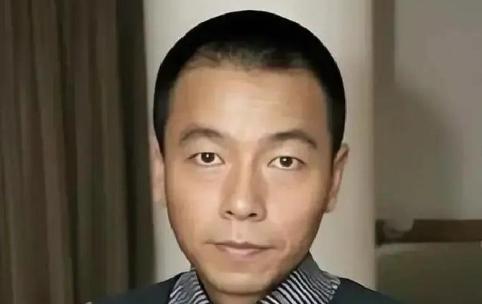 王挺在海口当了七年刑警，1993年立过个人三等功。1999年他递了辞职报告。理由