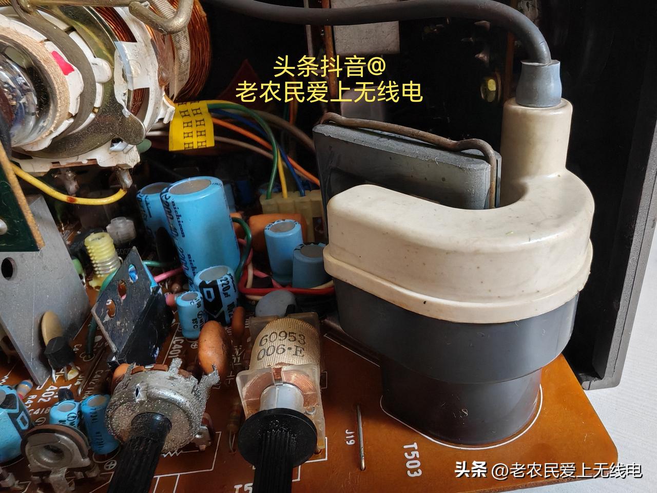 我们全村人第一次看见的第一台显像管黑白电视机是山西无线电厂生产的木壳子春笋牌电视