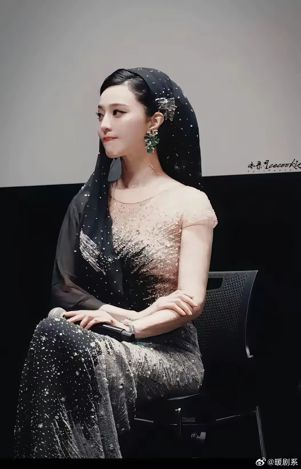 她现在在马来西亚过得不错，不再像以前那样，时时刻刻盯着内娱动态。前几天，凭电影《