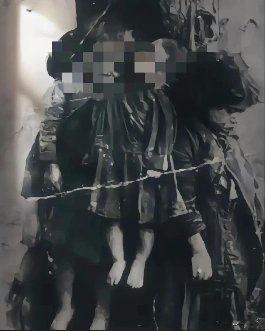 1937年，南京！！！
一群孩子被鬼子残忍杀害，尸体还被绑在电线杆上，这惨绝人寰